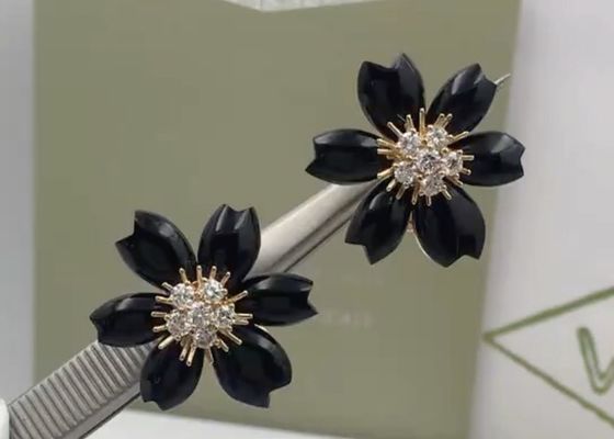 여자 친구는 다이아몬드가 있는 우아한 상한 18K 금 귀걸이를 선물합니다.